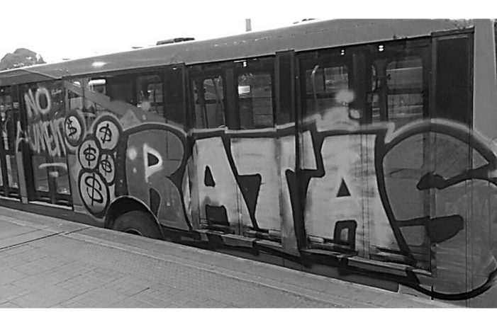 Pintan articulado de TransMilenio con grafitis en “protesta” por alza de tarifas