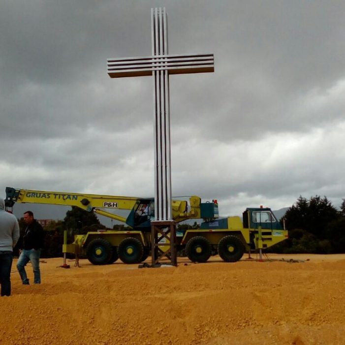 Instalan gigantesca cruz en el Parque Simón Bolívar para misa del Papa Francisco en Bogotá