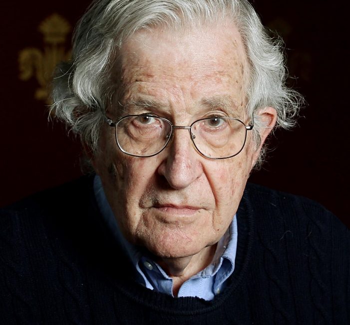 Noam Chomsky: Tres grandes crisis que enfrenta la humanidad