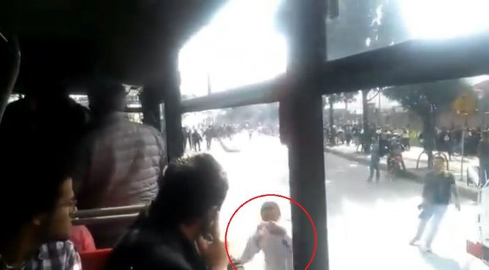 Ofrecen recompensa por hombre que arrojó gas lacrimógeno a bus de TransMilenio