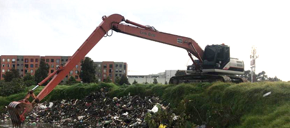 Adelantan operativo para retirar toneladas de basuras arrojadas al río Tunjuelo
