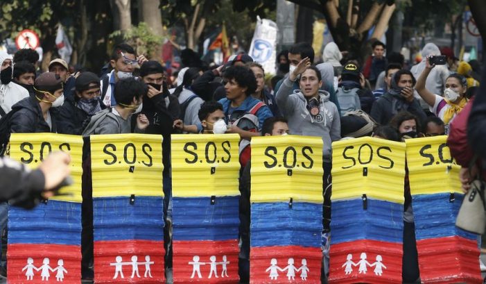 Estudiantes llenan calles de Bogotá en marcha educativa