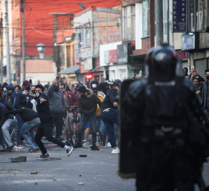 Diez muertos y más de 250 heridos, deja disturbios contra la Policía en Bogotá