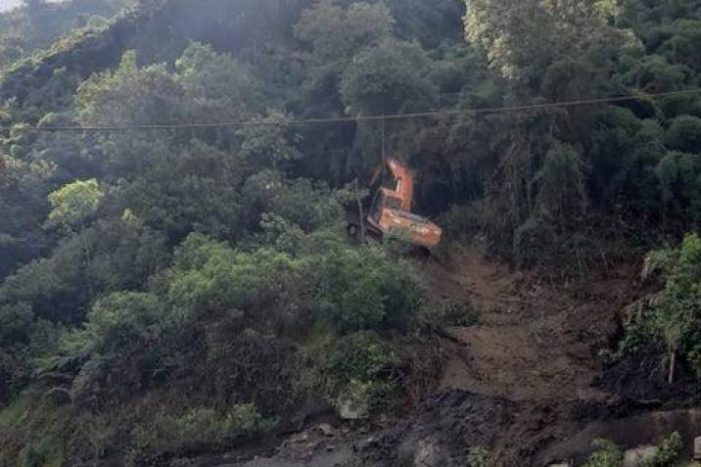 Reportan desde el medio día cierre total de la vía a La Línea por derrumbes de rocas