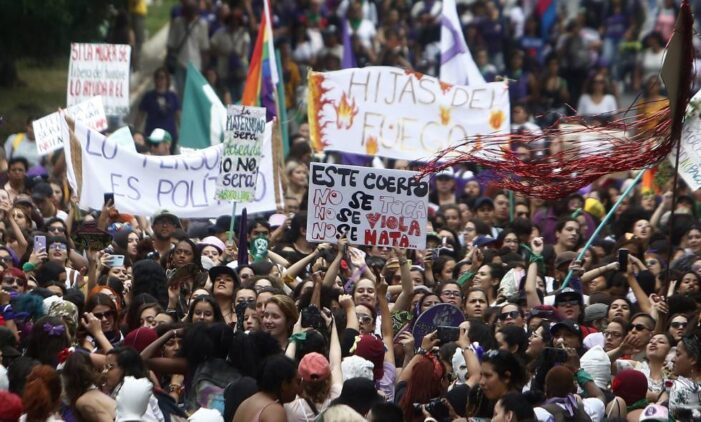 Multitudinaria marcha feminista en Bogotá