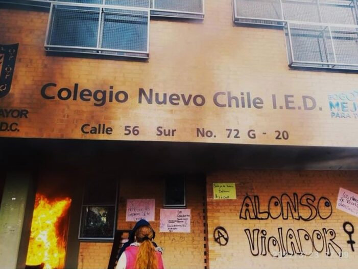 Por denuncias de abuso sexual a menor, encapuchados quemaron el colegio Nuevo Chile al sur de Bogotá