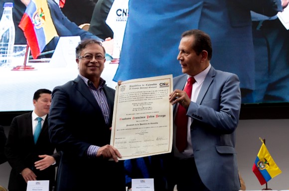 Gustavo Petro recibe las credenciales como presidente de Colombia