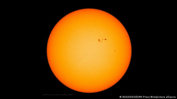 Mancha solar gigante tiene tres veces el tamaño de la Tierra y apunta hacia nuestro planeta