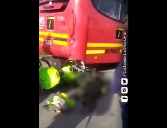 Policía murió luego de estrellarse contra un bus de TransMilenio en la Autopista Sur