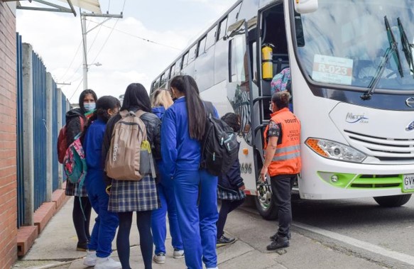 En Bogotá por problemas en el transporte escolar Padres de familia bloquearon TransMilenio