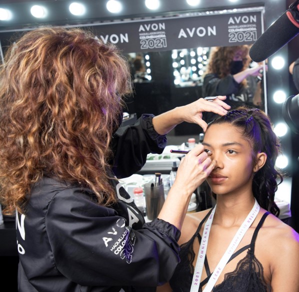 Programación de tendencias de belleza de Avon en Colombiamoda 2022