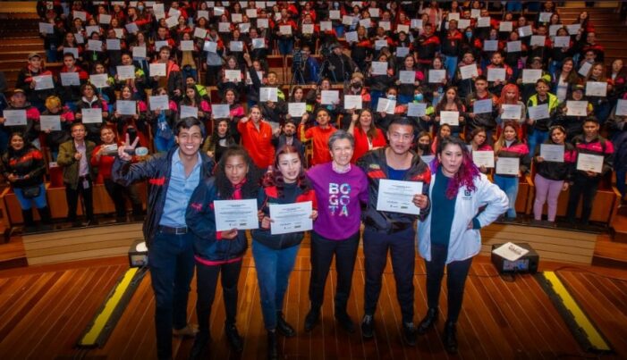 1.290 jóvenes se graduaron del programa distrital ‘Parceros’ en Bogotá