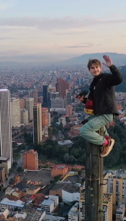 El hombre sin miedo subió a la punta del edificio más alto de Bogotá y Colombia