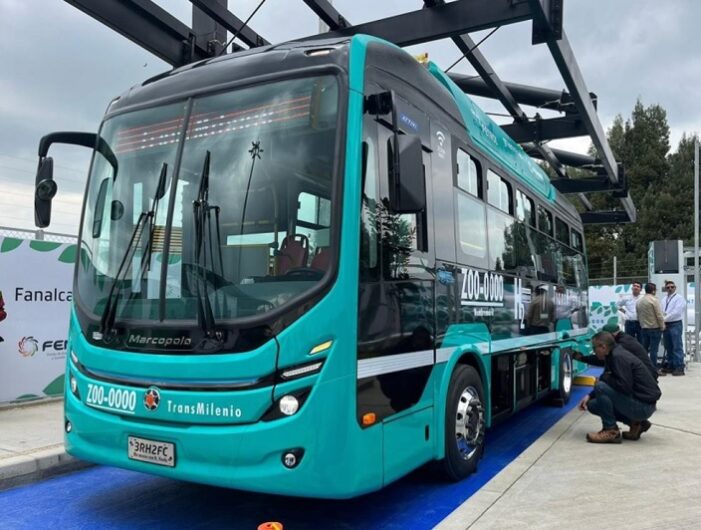 MinMinas y la Alcaldía de Bogotá presentaron el primer bus movilizado por hidrógeno de bajo carbono