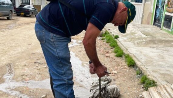 El fontanero que pasó de “robar” agua a Bogotá a distribuirla en Soacha