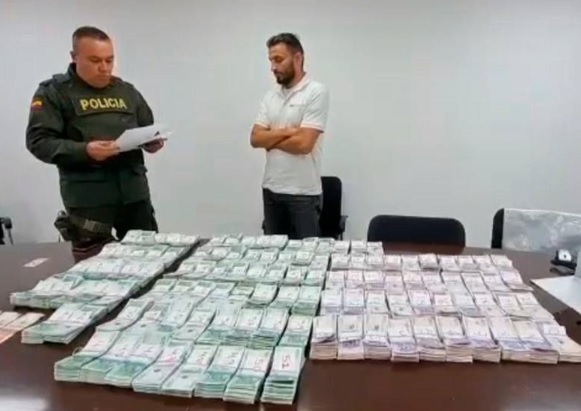 Un hombre fue capturado en Bogotá con $1.000 millones de pesos que transportaba en una moto