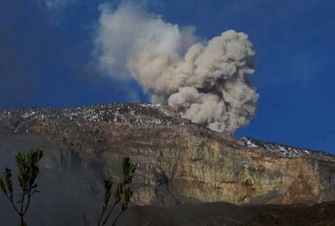 Disminuye la sismicidad del volcán nevado del Ruiz, pero sigue la alerta naranja