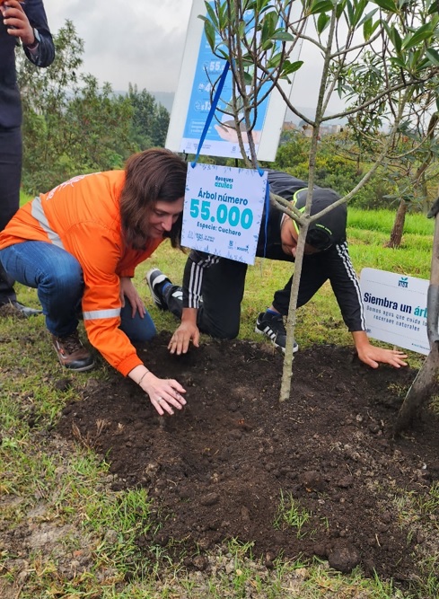 Durante lanzamiento de su programa “Bosques Azules”, la EAAB siembra el árbol número 55 mil en Bogotá