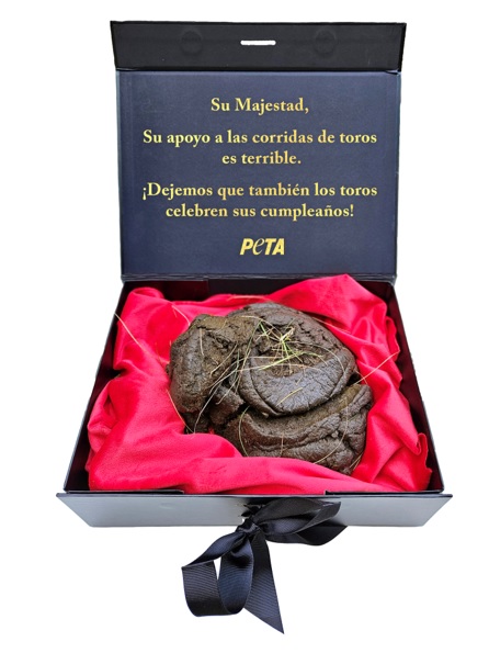 PETA le regala popó al Rey Felipe de España por su terrible apoyo a las corridas de toros