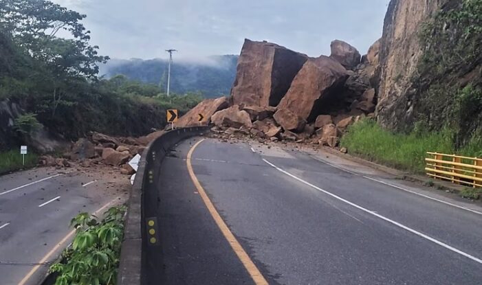 Por deslizamiento de tierra y rocas se produjo cierre de la carretera El Korán- Guaduas en Cundinamarca