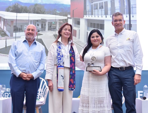 El SENA recibe premio por promover exportaciones de empresas colombianas