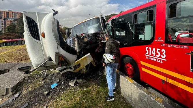 Accidente de tránsito entre un bus de TransMilenio y un camión generó caos en la localidad de Suba