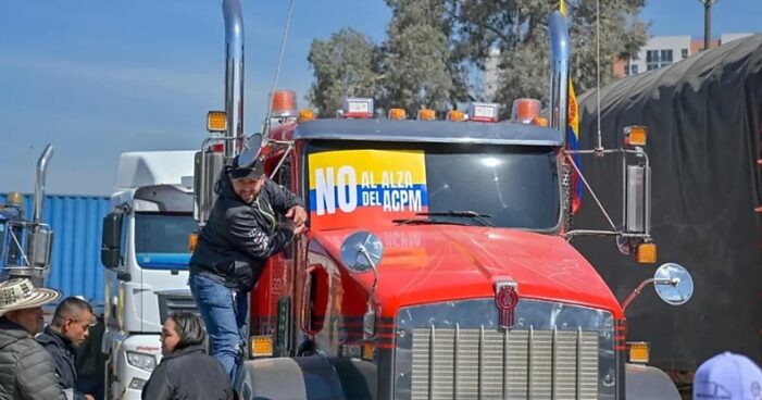 Bogotá en caos de movilidad por paro de empresarios del transporte de carga