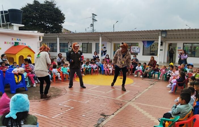 ICBF promueve la conciencia ambiental con obra de teatro interactiva en la localidad de Tunjuelito