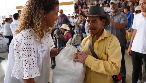 Gobierno Nacional entrega 2.000 kits de mercancía incautada por la DIAN a familias de La Palma y Yacopí