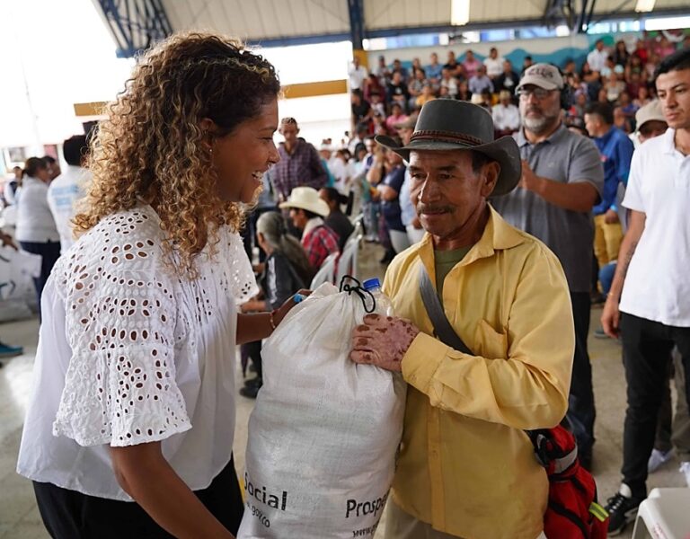 Gobierno Nacional entrega 2.000 kits de mercancía incautada por la DIAN a familias de La Palma y Yacopí 1