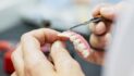 Científicos logran por primera vez hacer crecer dientes humanos en un laboratorio