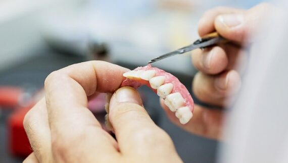 Científicos logran por primera vez hacer crecer dientes humanos en un laboratorio
