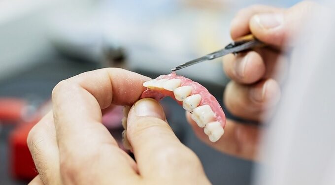 Científicos logran por primera vez hacer crecer dientes humanos en un laboratorio