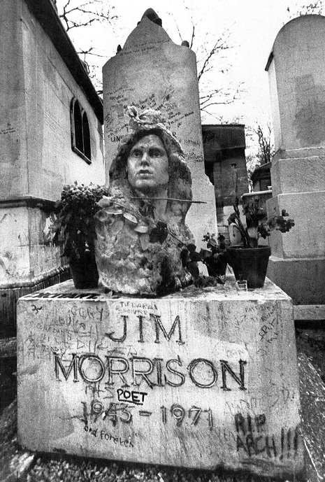 Hallan por azar el busto robado de la tumba de Jim Morrison tras 37 años desaparecido