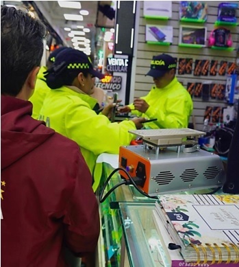 Autoridades realizan operativo contra el hurto de celulares en sector de la Calle 13 de Bogotá
