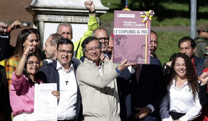 Petro sanciona la Reforma Laboral: entra en vigor la Ley 2460 de 2025 con cambios clave en contratación, jornada y derechos laborales