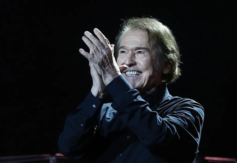 Raphael no se despide, a los 82 años, sigue ovacionado como leyenda viva