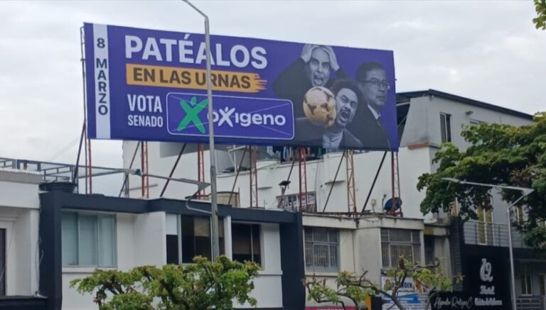 En temporada electoral el país no huele a democracia, huele a tinta fresca de valla gigante, a perifoneo desafinado y a promesa reciclada